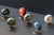 Boule de roulement avec globe coloré, base dorée et cadran analogique