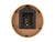 Arrière de l'horloge murale avec mécanisme et compartiment à piles dans un boîtier en bois