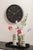 Svart väggklocka för väggmontering med guldfärgade visare och siffror