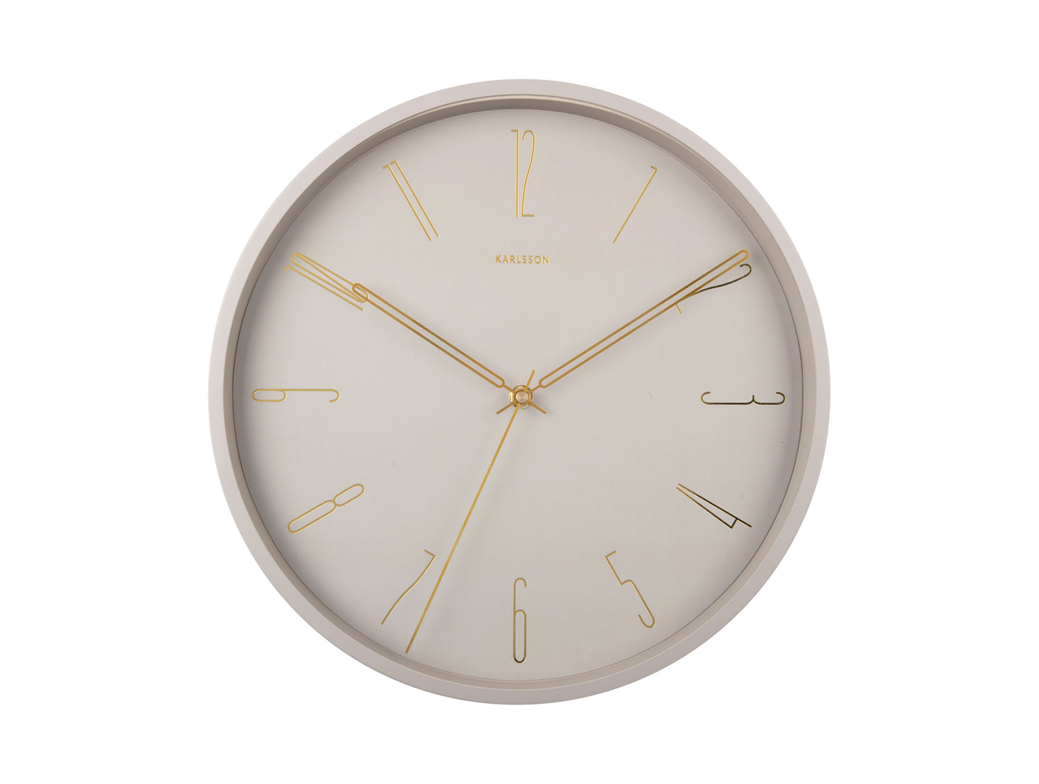Horloge murale avec cadre gris chaud, cadran beige et chiffres arabes dorés