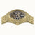 Goldfarbene Herrenuhr, Seitenansicht mit Krone und Metallgliederarmband