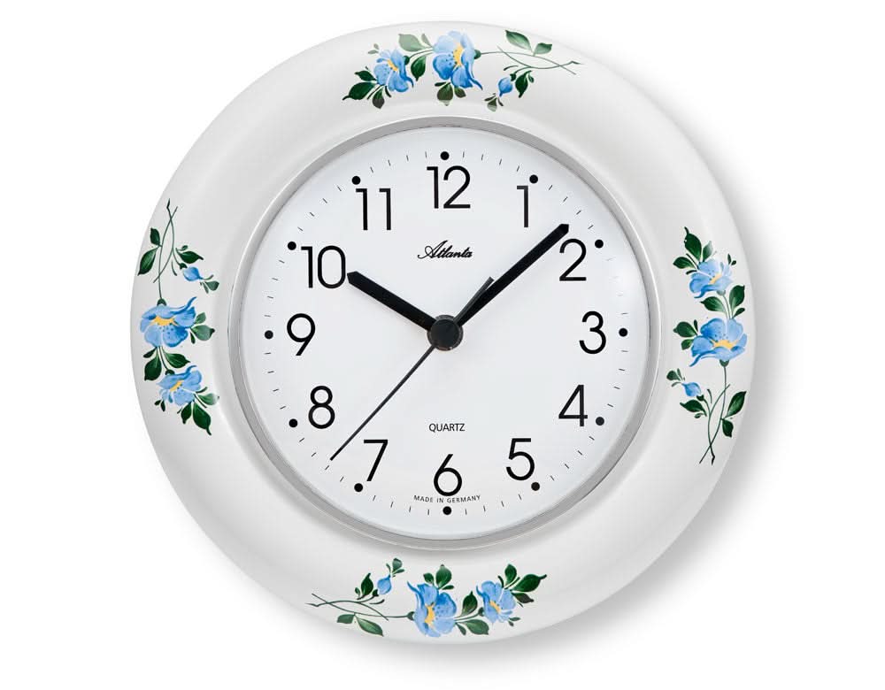 Keramische Wanduhr, rund, weiß mit blauen Blüten; Ziffernblatt und Zeiger.