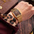 Montre rétro au poignet avec bracelet en métal doré et cadran noir
