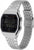 Montre podomètre Casio au poignet, bracelet en métal, vue latérale droite avec boutons