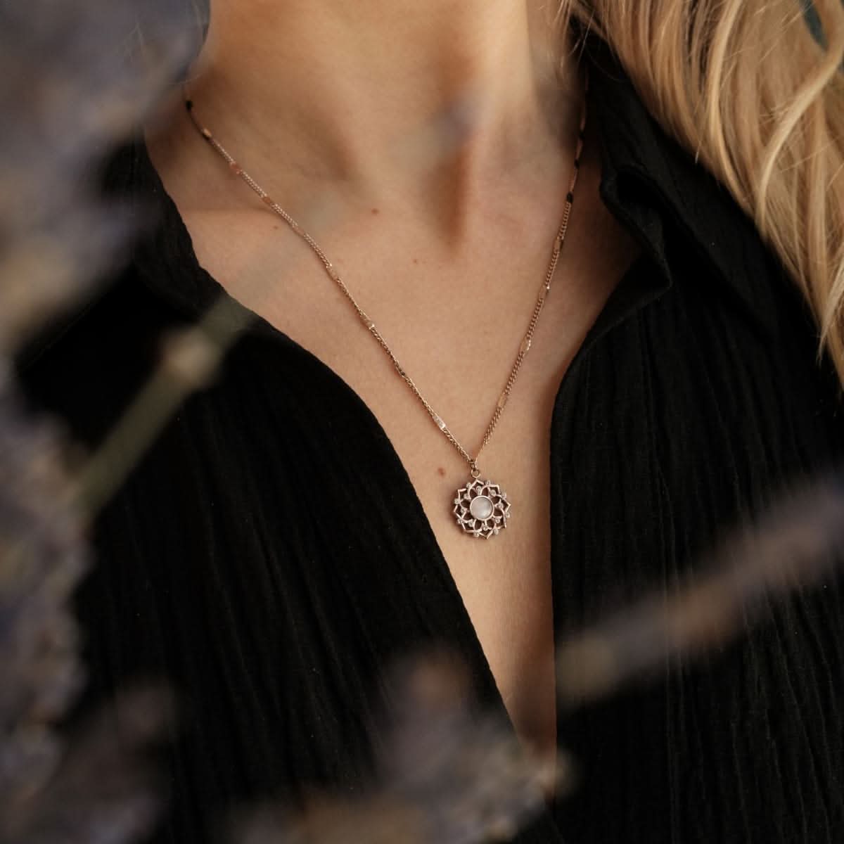 Collier avec pendentif en forme de volute rose et pierre ronde claire