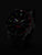 Montre homme avec cadran sombre et aiguilles lumineuses, look nocturne