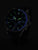 Montre homme avec cadran sombre et index lumineux sur bracelet en cuir noir