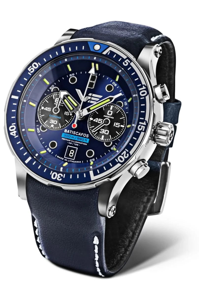 Montre homme avec cadran bleu, bracelet en cuir noir et index luminescents