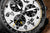 Gros plan d'une montre chronographe pour homme : cadran noir et blanc avec sous-cadrans chrono
