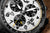 Gros plan : cadran blanc et noir d'une montre bracelet pour homme avec compteurs chronographes