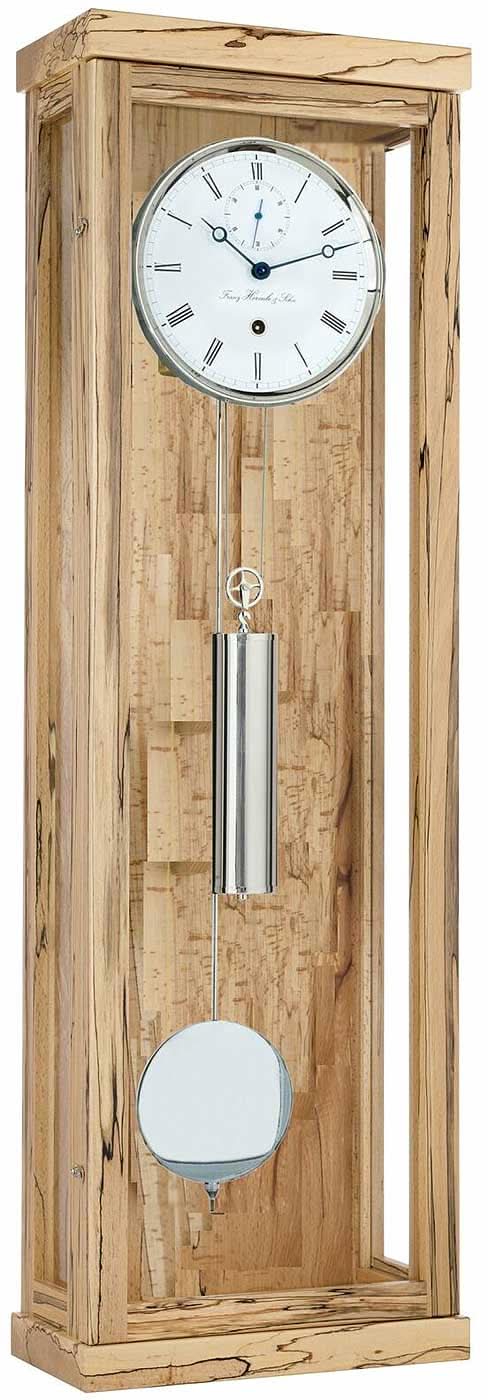 Holzwanduhr mit rechteckigem Gehäuse und rundem Zifferblatt, Pendel und Gewichtsregler