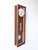 Schmale Wanduhr mit Holzgehäuse, rundem Zifferblatt, Metallpendel und weißer Scheibe.