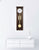 Horloge murale étroite en noyer avec cadran blanc et pendule en laiton, poids rond