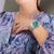 Montre pour femme au poignet avec cadran vert et bracelet en acier inoxydable