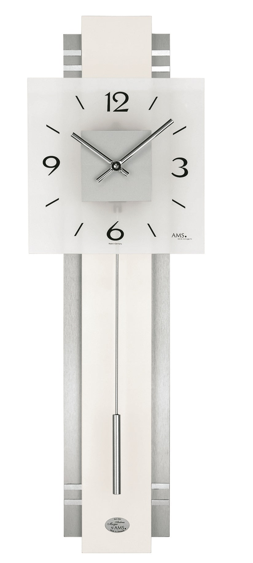 Horloge murale avec cadran carré, chiffres romains et boîtier à pendule argenté