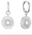 Boucles d'oreilles argentées avec pendentifs ronds en rayons et bordure scintillante.
