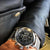 Herrenarmbanduhr mit schwarzem Zifferblatt und Edelstahl-Mesharmband, Chronograph