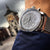 Herrenarmbanduhr mit schwarzem Zifferblatt, Chronograph und dunklem Lederarmband