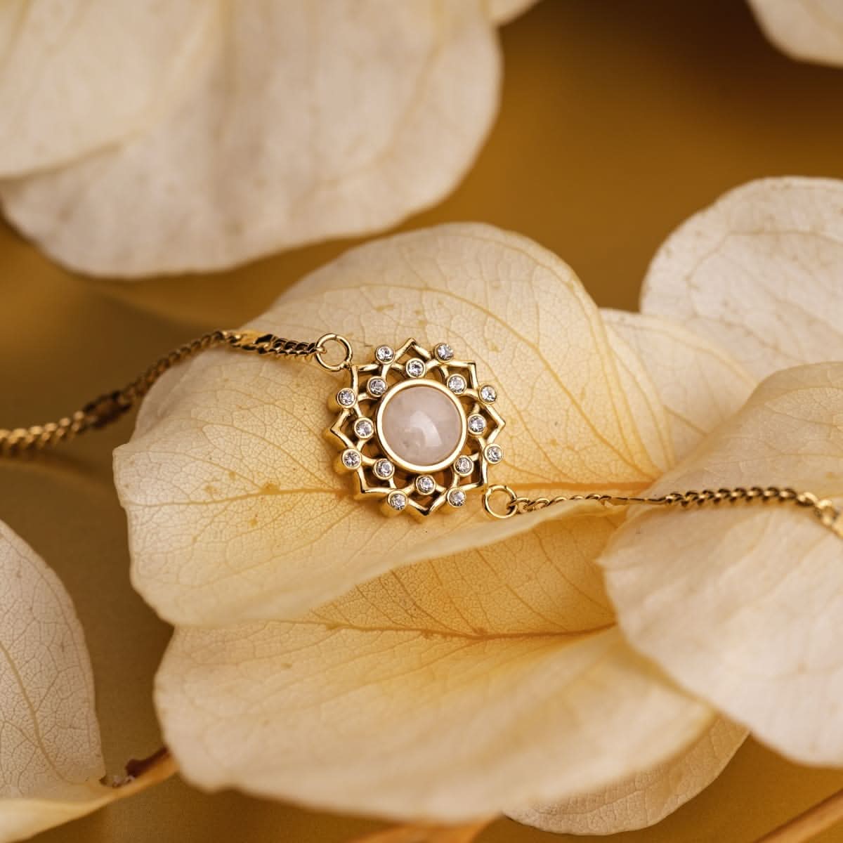 Bracelet doré avec pierre de lune ronde et pierres d'accent, fine chaîne à maillons