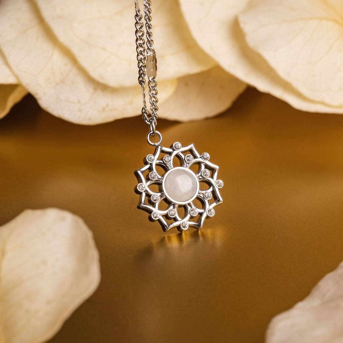 Collier en argent avec pendentif en pierre de lune et pierres d'accentuation, monture ronde