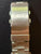 Fermoir de montre avec inscription gravée, vue détaillée du bracelet en métal