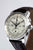 Montre homme avec chronographe, boîtier argenté, couronne et poussoirs, bracelet en cuir marron