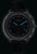 Montre homme avec bracelet en cuir noir, cadran sombre avec index lumineux bleus et chronographe