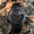 HOLZKERN-Armbanduhr mit dunkelgrauem Zifferblatt, geprägter Lünette und dunklem Armband