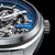 Herrenarmbanduhr mit offenem Werk, blauem Zifferblatt und Metallgehäuse, Seitenansicht