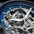 Herrenarmbanduhr mit blauem Zifferblatt und offenliegendem Automatikwerk, Nahansicht