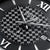 Montre homme avec cadran noir à carreaux, chiffres romains, aiguilles apparentes