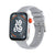 Smartwatch mit silbernem Gehäuse, hellgrauem Armband und quadratischem Display unter Mineralglas