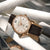 Automatik-Herrenuhr mit braunem Lederband, Roségoldgehäuse und römischen Ziffern