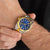 Herrenarmbanduhr mit blauem Zifferblatt und bicolor Edelstahlband am Handgelenk