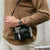 Montre pour homme au poignet avec bracelet en cuir noir, boîtier argenté et cadran gris