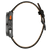 Vue de côté de la montre pour homme : boîtier noir avec couronne et bracelet en cuir noir