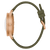 Bracelet pour homme, vue de côté, avec boîtier en or rose et bracelet en textile vert avec boucle