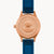 Herrenuhr-Rückseite mit Gravur auf rosegoldbronzenem Gehäuse und blauem Textilband