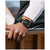 Herrenarmbanduhr Bulova am Handgelenk mit schwarzem Ziffernblatt und schwarzem Armband
