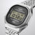 Silberfarbene Casio Digitaluhr mit Metallarmband, schwarzes Display, Zeit 12:58