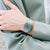 Montre numérique avec bracelet en métal et cadran rectangulaire vert
