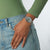 Montre Casio Vintage au poignet avec bracelet en acier inoxydable argenté