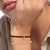Silbernes Armband mit Perlen und kleinem Stein am Handgelenk