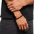 Bracelet pour homme au poignet : perles noires et brun-rougeâtre avec anneau métallique