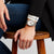 Damenarmbanduhr mit weißem Armband, silbernem Gehäuse und weißem Zifferblatt