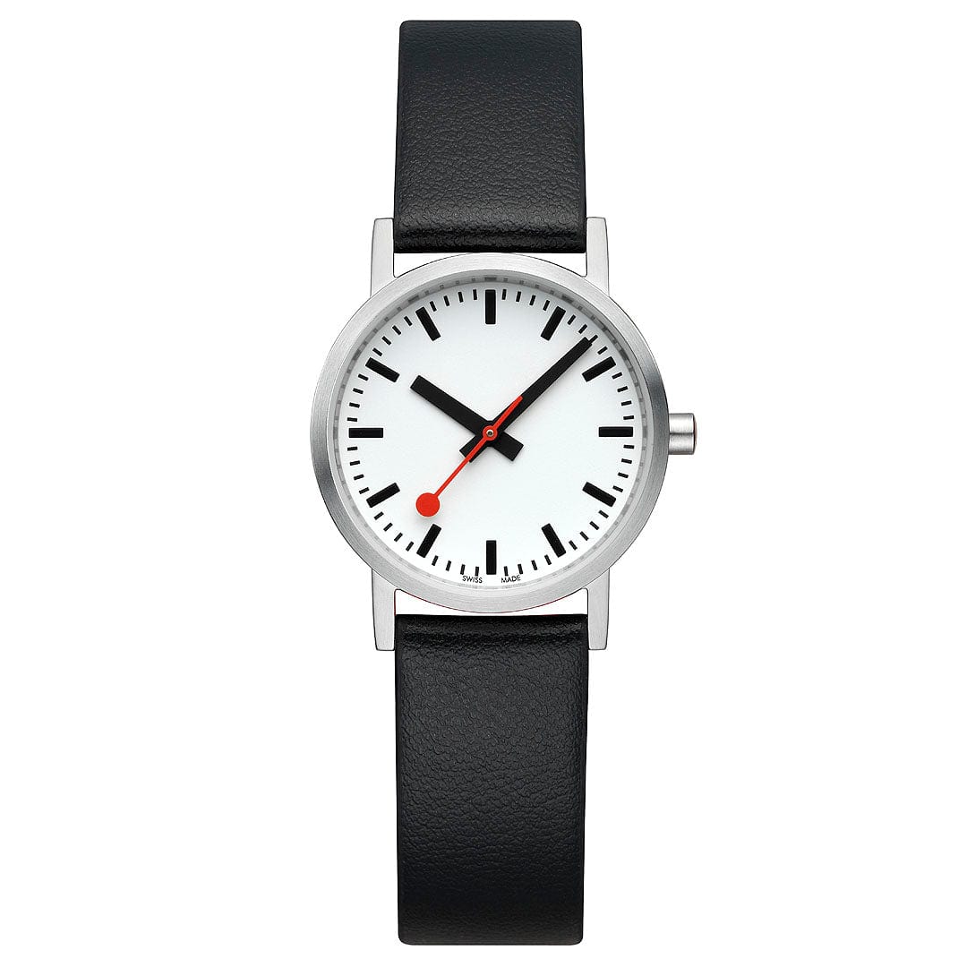 Mondaine Armbanduhr mit schwarzem Lederarmband und weißem Zifferblatt, roten Akzenten, rundem Gehäuse.