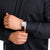 Mondaine Classic Armbanduhr am Handgelenk, schwarzes Lederband, weißes Zifferblatt