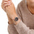 Mondaine Damenuhr am Handgelenk, schwarzes Zifferblatt, Roségoldfarbenes Armband