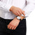 Herrenuhr am Handgelenk mit schwarzem Lederarmband und weißem Ziffernblatt
