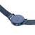 Armbanduhr mit blauem Mesh-Armband, Rückseite mit Gehäuseprägung und Sicherungsstück